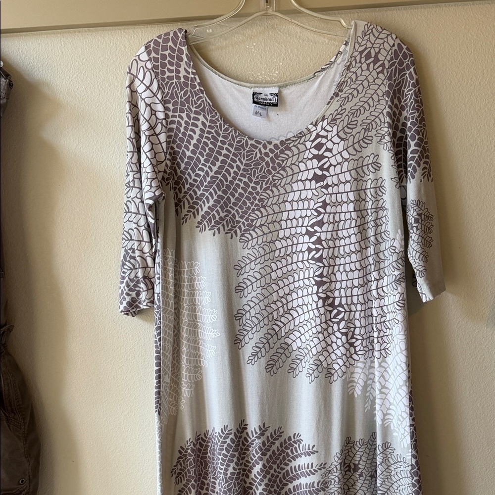 Manuheali’i Gray and White Leaf Pattern Dress
